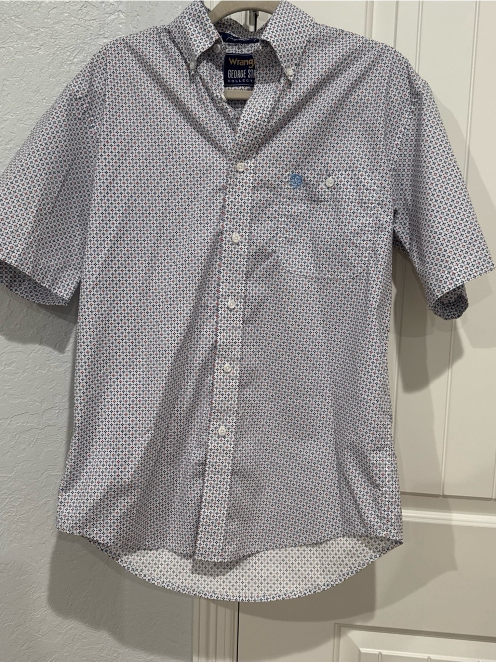 Wrangler Men’s Short Sleeve Button-Up Shirt White with Red & Blue Geo Print